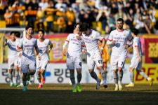 강원FC, 광주FC와 난타전 끝에 2대4 패…시즌 첫 승 실패