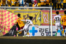 강원FC, 광주FC와 난타전 끝에 2대4 패…시즌 첫 승 실패