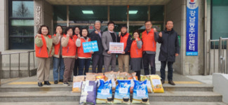 [포토뉴스](사)한미동맹 강릉시지회, 강남사랑마을돌봄터에 쌀 후원