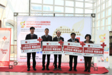 [포토뉴스]대한적십자사 강원자치도지사 임위원 ‘2024 적십자 특별회비’ 전달