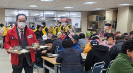 [포토뉴스] 국민의힘 한기호 후보 장수식당 배식봉사