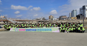 [포토뉴스]강릉시자율방범대연합대 봄맞이 남대천 환경정화활동