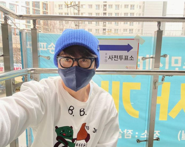 가수 이승환, 파란 옷 차림으로 사전 투표 참여…카리스마 뿜뿜