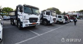 [포토뉴스]강릉 종합운동장 주차장 차지한 대형차량들