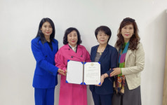[포토뉴스]강원도문화예술모델교육협회 춘천지회, 춘천여고총동창회 장학금 기탁