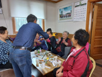 [포토뉴스]원주 소초면 학곡2리 마을회, 어르신 짜장면 대접 및 청려장 증정