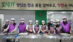 [포토뉴스] 화천군청 주민복지과 실버센터 배식 봉사