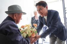 김진태 지사 경로당 방문해 카네이션 전달