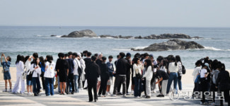 [포토뉴스]체험학습 학생들로 붐비는 경포해변