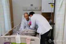 [포토뉴스]원주의료원 어버이날 맞아 카네이션 행사