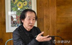 [광부엄마]“칠흑같은 어둠 여성광부 삶을 찰나의 빛으로”…탄광을 기록하는 광부의 아들