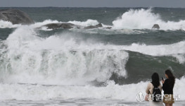 [포토뉴스]파도 높은 경포해변