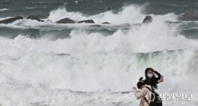 [포토뉴스]파도 높은 경포해변