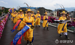 [포토뉴스]‘2024년 명주군왕’ 월화거리 퍼레이드