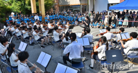 [포토뉴스]등굣길에 울려퍼진 오케스트라 음악회