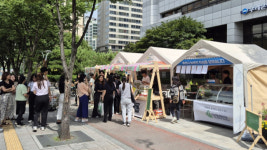 [포토뉴스] 춘천시농업기술센터, 서울 송파구서 찾아가는 농부의 장터 개최