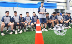 영월 상동고 야구부 선수들이 덕포 드론전용비행시험장에서 드론과 상쾌한 홈런을 날렸다