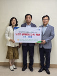 [포토뉴스]농협강릉시지부·강릉시농축협조합장운영協, 농업인 장마철 대비 우의 지원