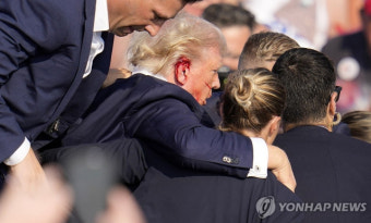 트럼프, 펜실베이니아 유세 도중 피격...총알 오른쪽 귀 관통