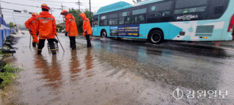 [포토뉴스]집중호우속 배수로 정비하는 119대원