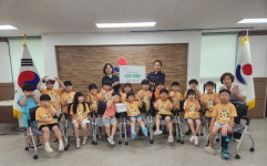 [포토뉴스]햇빛사랑어린이집, 성덕동주민센터에 불우이웃돕기 성금 기탁