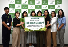 [포토뉴스]춘천 내 국공립 어린이집 6개원, 굿네이버스에 바자회 후원금 전달