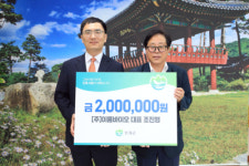 [포토뉴스] 조진형 (주)이룸바이오대표 고향사랑기부금 기탁