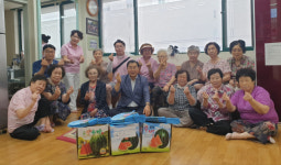 [포토뉴스]관동신협, 중복 맞아 경로당에 수박·부채 선물