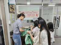 [포토뉴스]강릉교동2주공아파트 아동 대상 점심 도시락 전달