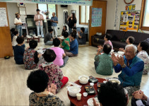 [포토뉴스]동해 현상소카페 전성범 대표 노봉경로당 삼계탕 나눔 행사