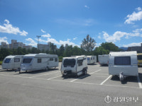 강릉지역 무료 공영주차장 점령한 캠핑카