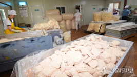 [포토뉴스]추석 앞두고 전통한과 만드는 손길