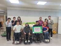 [포토뉴스]속초농협 여직원 모임, 장애인체육회에 햅쌀 전달