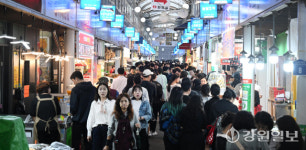 [포토뉴스]빗 속에도 붐비는 강릉 중앙성남시장