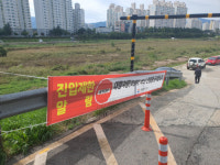 강릉시노인종합복지회관 인근 제방도로, 주차된 차량들로 위험천만