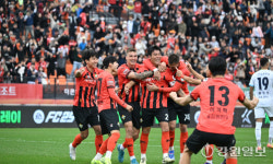 강원FC, FC서울 잡고 2연승…선두 울산과 4점 차 2위