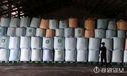 ‘쌀 재고 넘쳐나는데’…도 산하기관 구내식당 쌀밥, 타 지역산