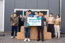 [포토뉴스]트릴리언즈홀딩스 초록우산 강원본부에 의류 후원
