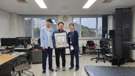 [포토뉴스]근로복지공단 동해병원 진폐환자 어르신 장수사진 선물