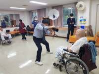 [포토뉴스]근로복지공단 동해병원 진폐환자 어르신 장수사진 선물