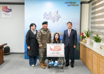 [포토뉴스]양구읍 송청3리 이기선·정유리씨 부부 저소득가구 지원금 기탁