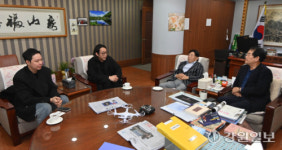 [포토뉴스]김네오 사진작가 강원일보사 방문!