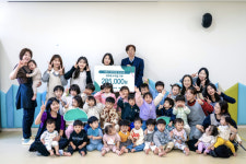 [포토뉴스]강릉경찰서 폴키즈어린이집 바자회 성금 기부