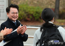 [2025수능]강원 44개 시험장 앞 후배·교사들 힘찬 응원전