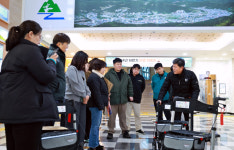 [포토뉴스]태백시 어르신 보행보조차 전달식 개최