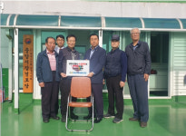 [포토뉴스]관동신협, 강릉중앙시장 경로당에 접의자 기증