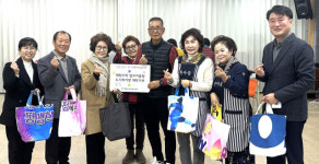 [포토뉴스]영월군자원봉사센터·한땀손맵시, 북면 한마음봉사회에 도시락 가방 전달