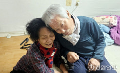 [포토뉴스] 화천군청 동아리 ‘샤브작 봉틀이’ 목도리 기부