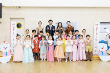 [포토뉴스]정재연 강원대 총장-강원대학교어린이집 새해인사