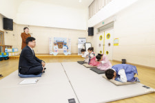 [포토뉴스]정재연 강원대 총장-강원대학교어린이집 새해인사